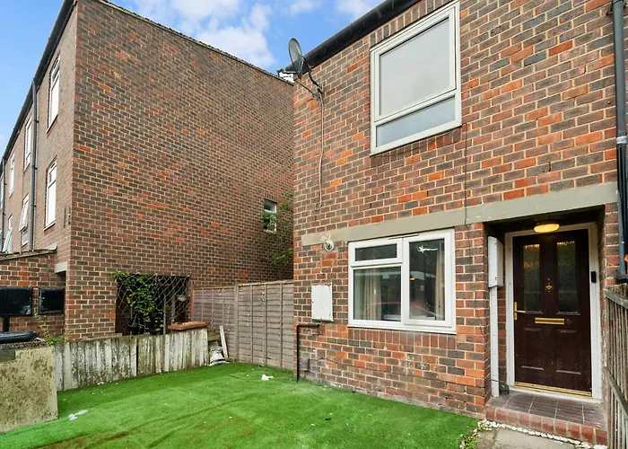 Stylish 3-Bedroom Greenwich Apartment 2 Bath Pad & Free Parking