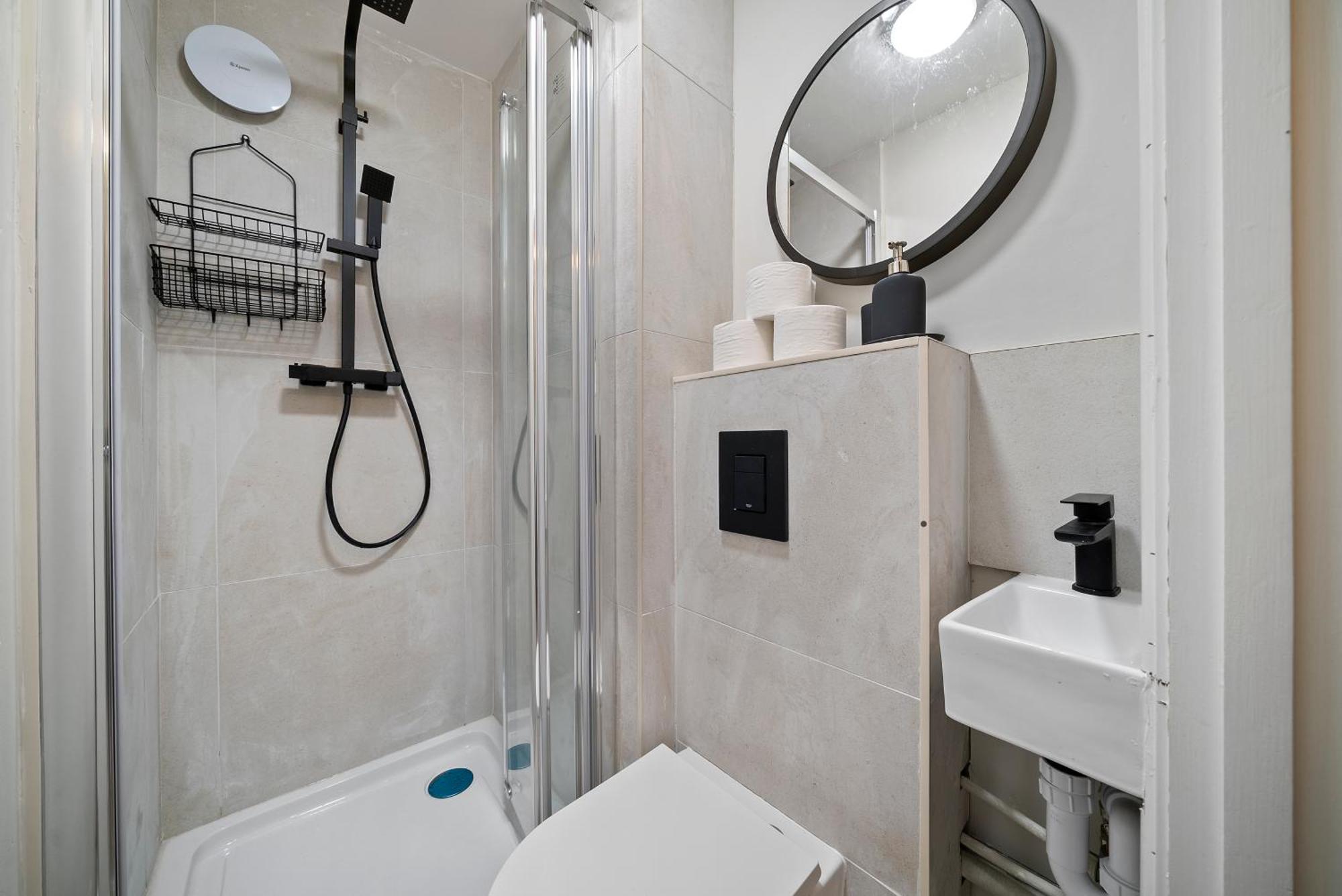 Stylish 3-bedroom Greenwich 2 Bath Pad & Free Parking