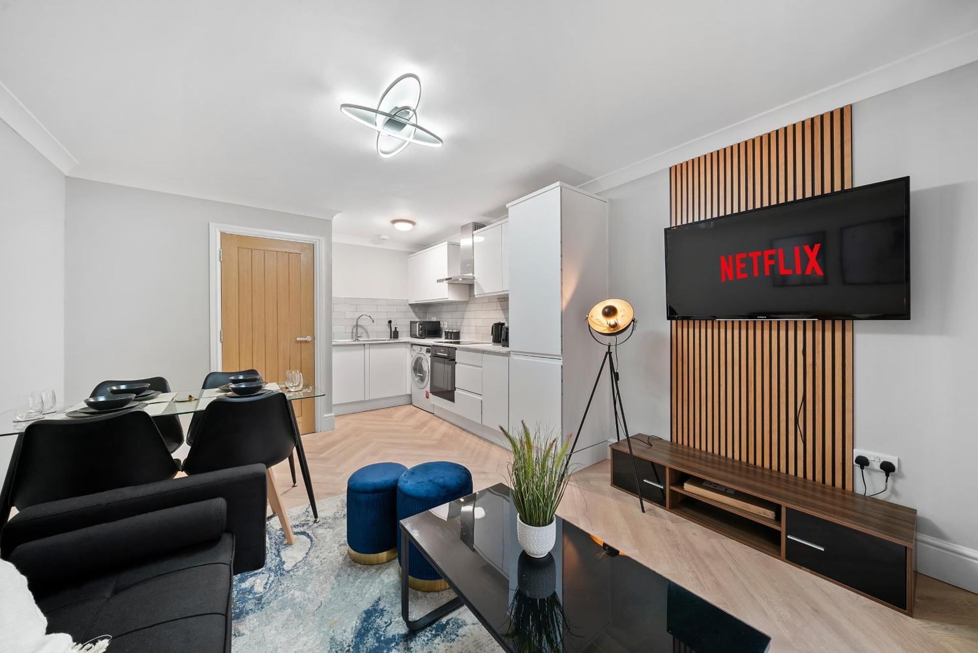Stylish 3-bedroom Greenwich 2 Bath Pad & Free Parking *