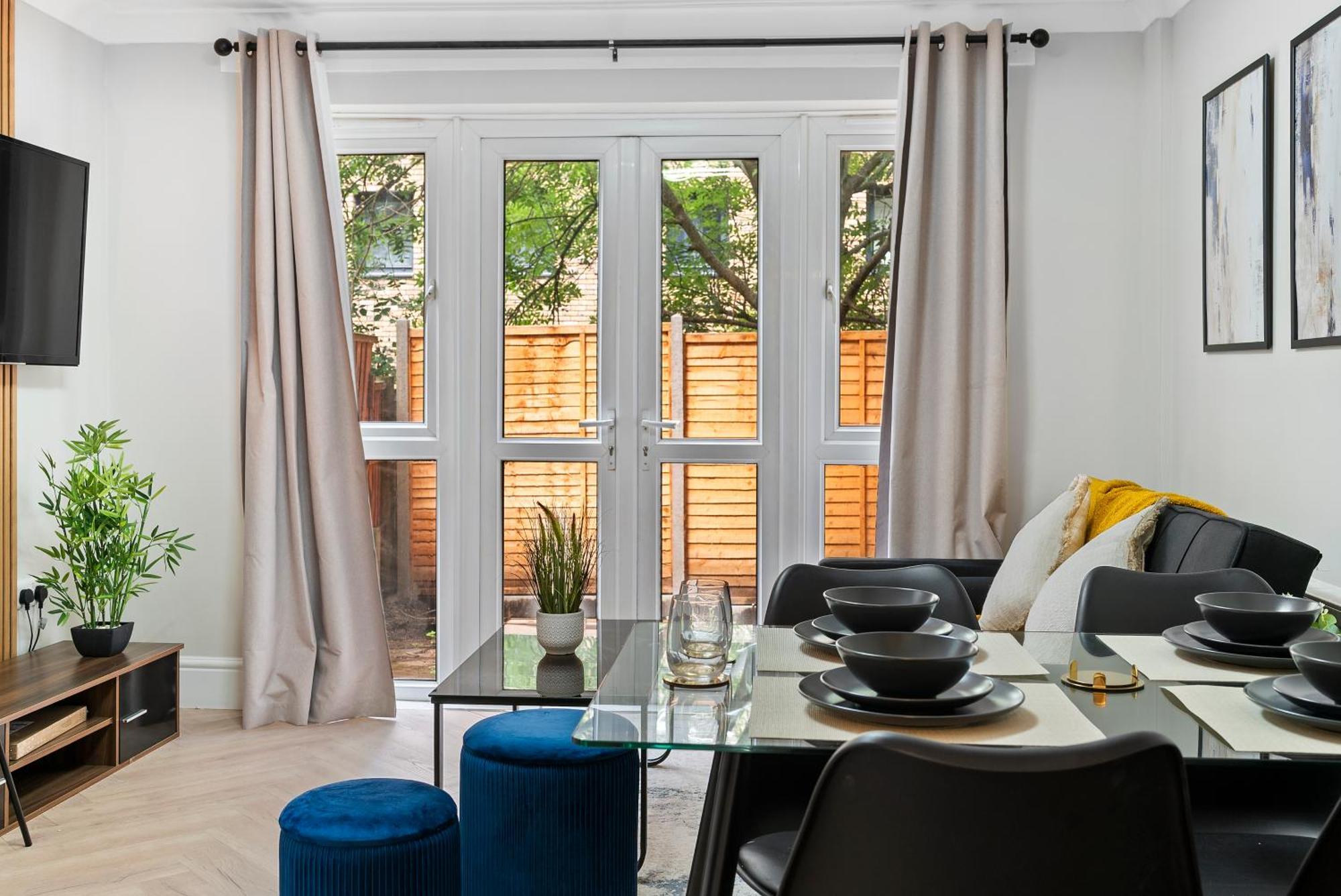 Stylish 3-bedroom Greenwich 2 Bath Pad & Free Parking *
